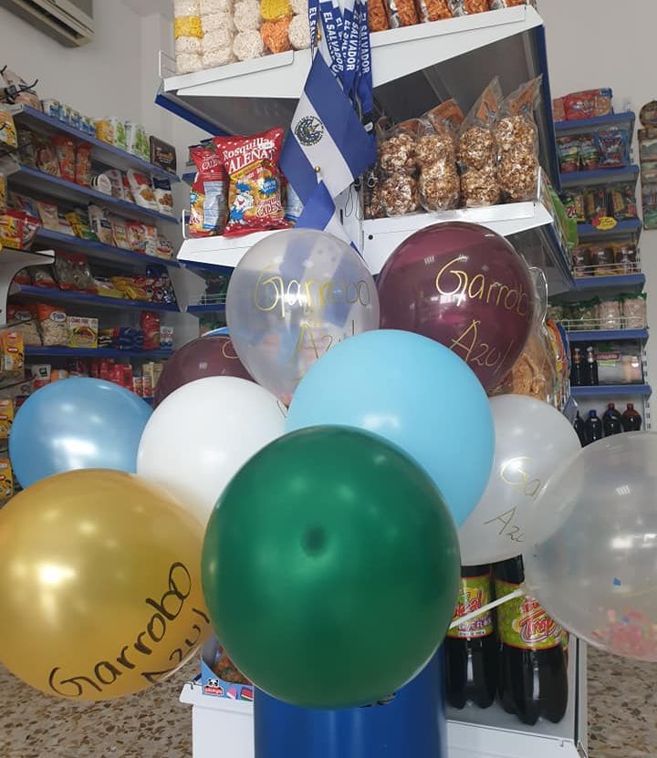 globos en el interior de la tienda